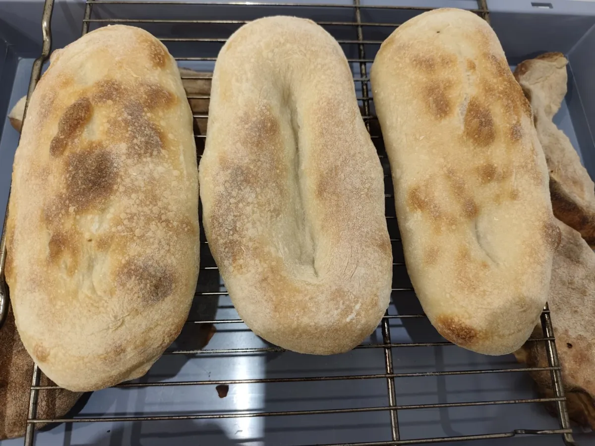Broodjes van pizzadeeg op een rooster