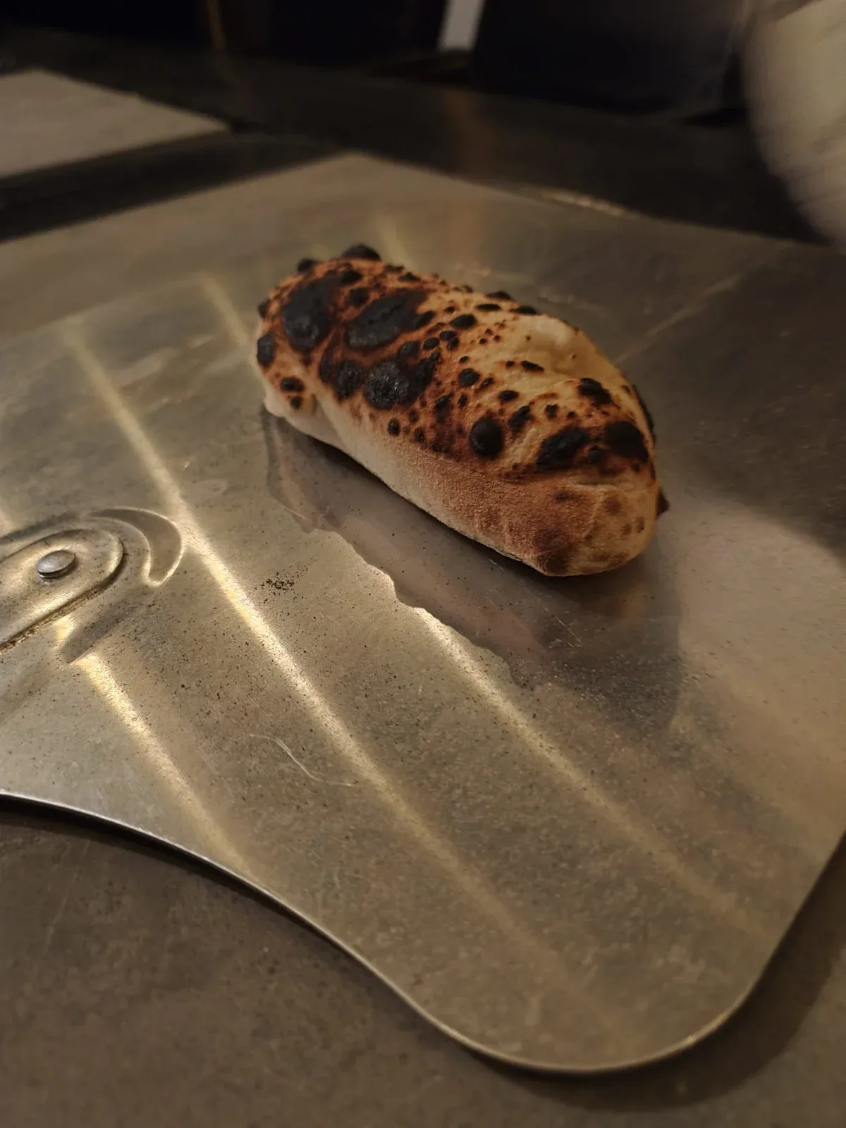 Een calzone op de pizzaschep