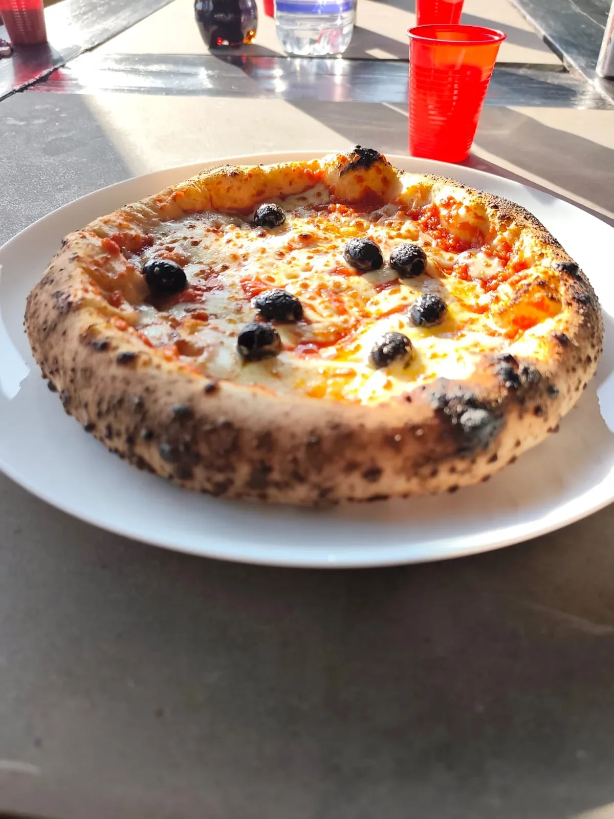 Een Napolitaanse pizza met olijven